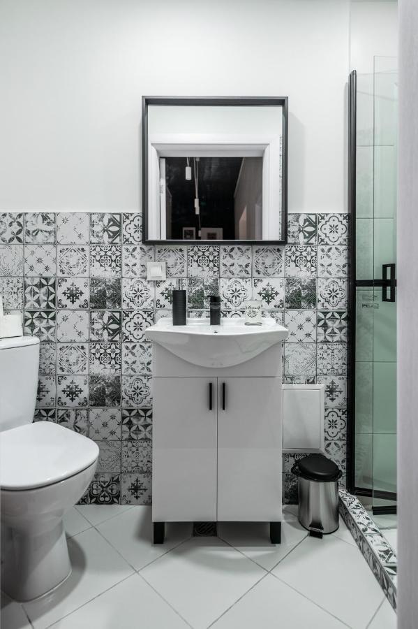 New Black & White - 2Bdr Apartment With Balcony Szófia Kültér fotó
